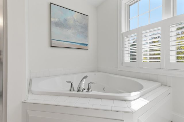 8 Lilac Way, Stratham, NH 03885