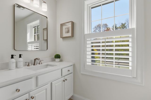 8 Lilac Way, Stratham, NH 03885