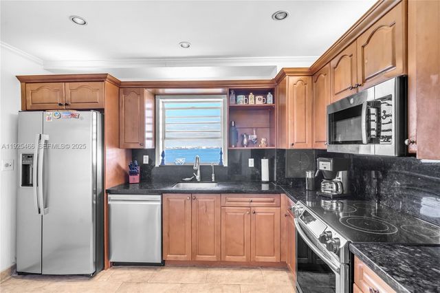 1865 79th St Cswy PHI, North Bay Village, FL 33141