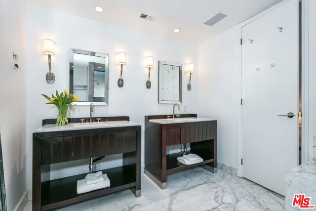 9033 Vista Grande Street 2, West Hollywood, CA 90069