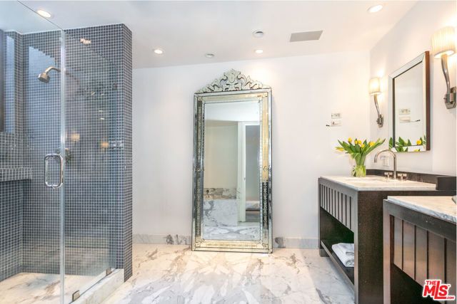 9033 Vista Grande Street 2, West Hollywood, CA 90069