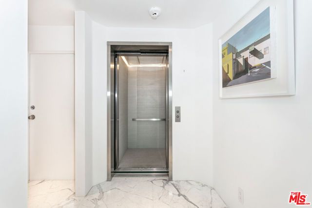 9033 Vista Grande Street 2, West Hollywood, CA 90069