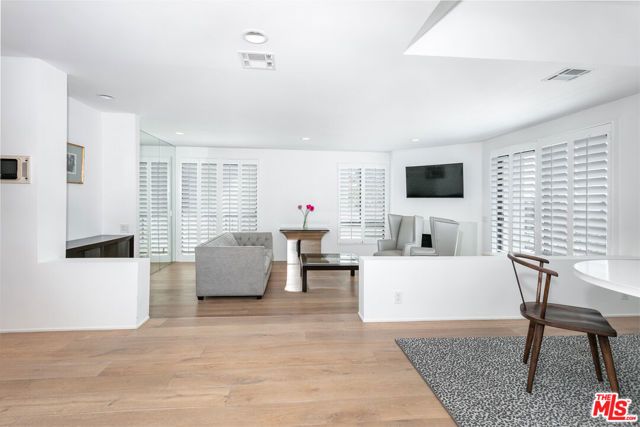 9033 Vista Grande Street 2, West Hollywood, CA 90069