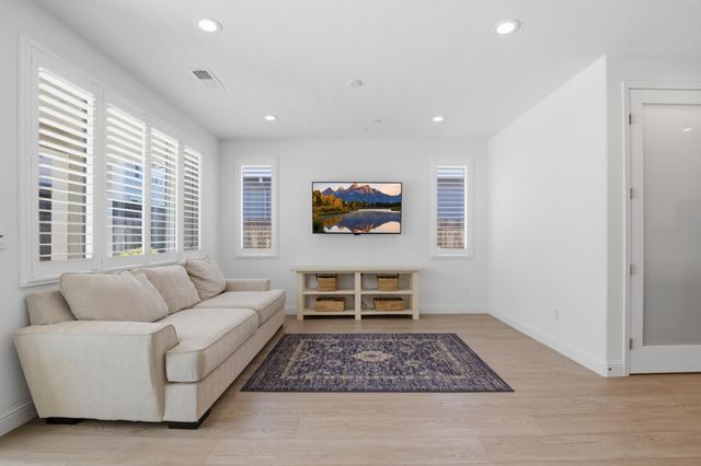 909 Hopkins St, Lincoln, CA 95648