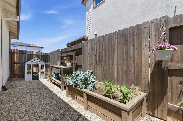 909 Hopkins St, Lincoln, CA 95648