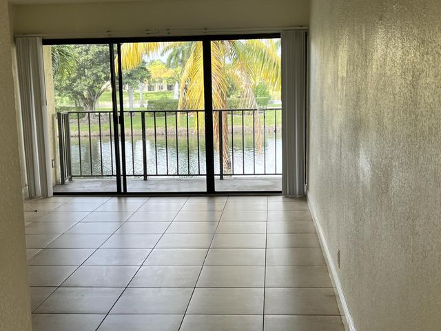1523 Lake Crystal Drive F, West Palm Beach, FL 33411