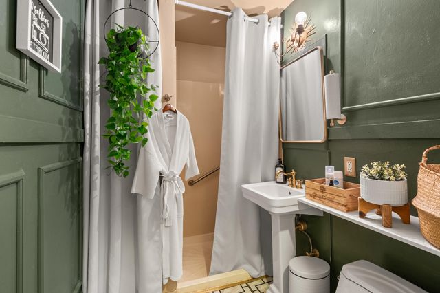 27 Crater Lake Avenue, Medford, OR 97504