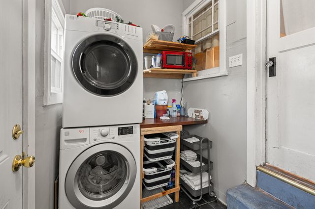 27 Crater Lake Avenue, Medford, OR 97504