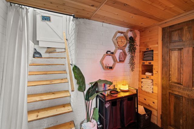 27 Crater Lake Avenue, Medford, OR 97504