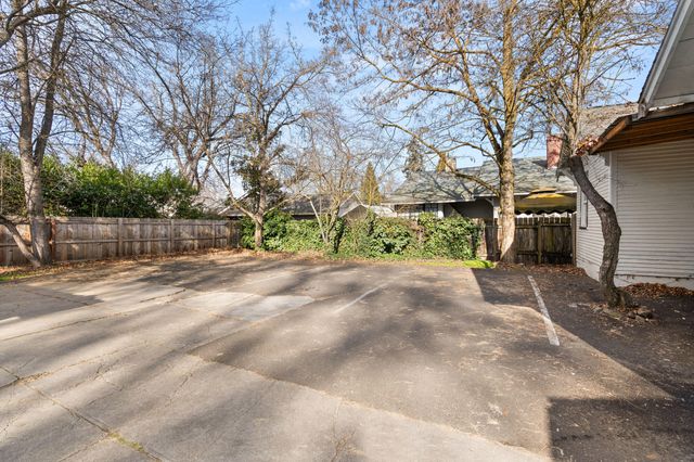 27 Crater Lake Avenue, Medford, OR 97504