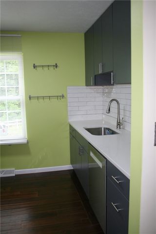 178 Old English Rd, Ross Twp, PA 15237