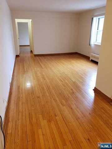 2205 N Central Road 5B, Fort Lee, NJ 07024