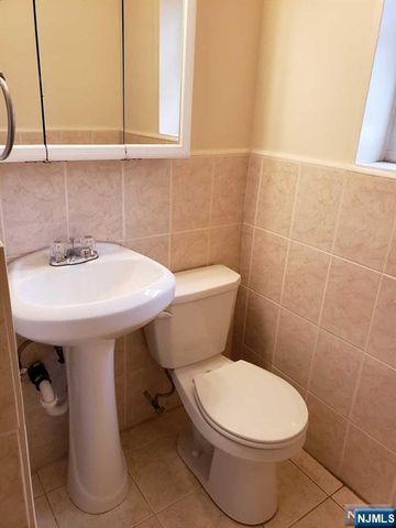 2205 N Central Road 5B, Fort Lee, NJ 07024