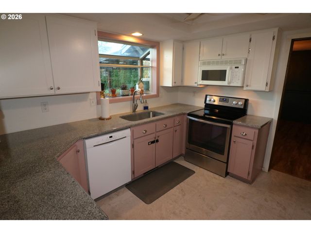 1419 T St, Springfield, OR 97477