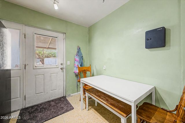 906 E CINNABAR Avenue, Phoenix, AZ 85020