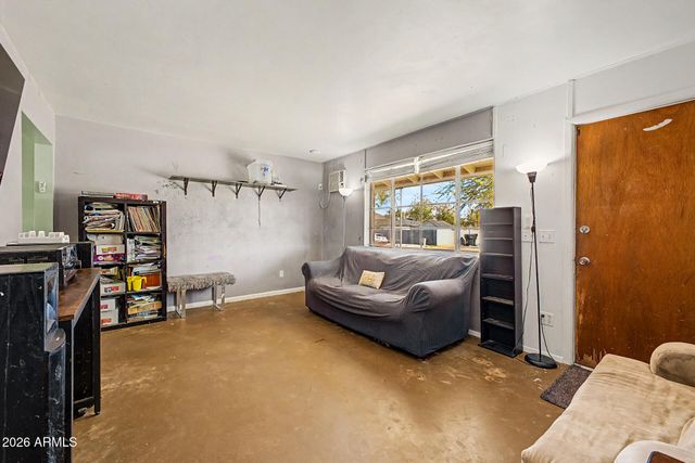 906 E CINNABAR Avenue, Phoenix, AZ 85020