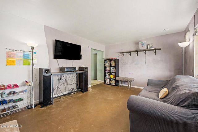 906 E CINNABAR Avenue, Phoenix, AZ 85020