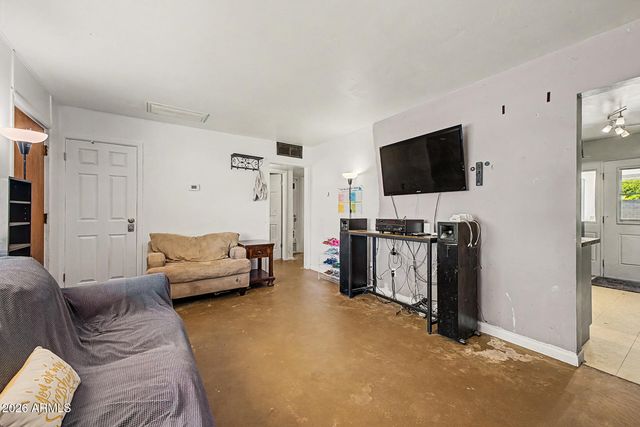 906 E CINNABAR Avenue, Phoenix, AZ 85020
