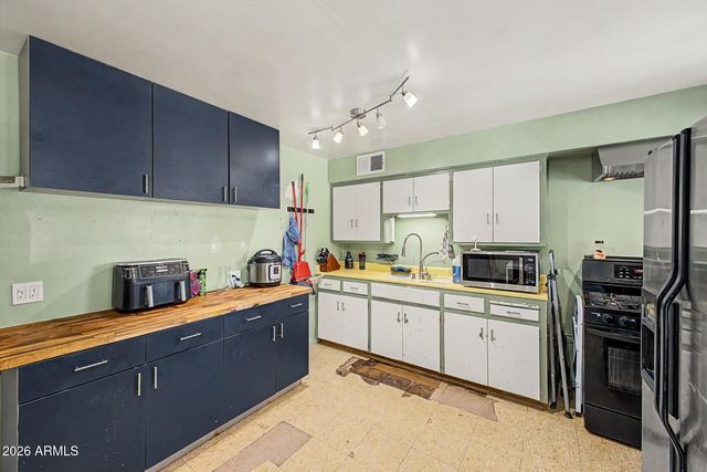 906 E CINNABAR Avenue, Phoenix, AZ 85020