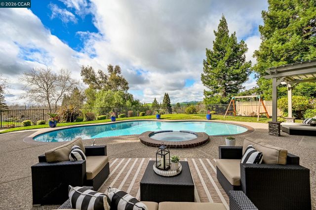 4060 Sugar Maple Dr, Danville, CA 94506