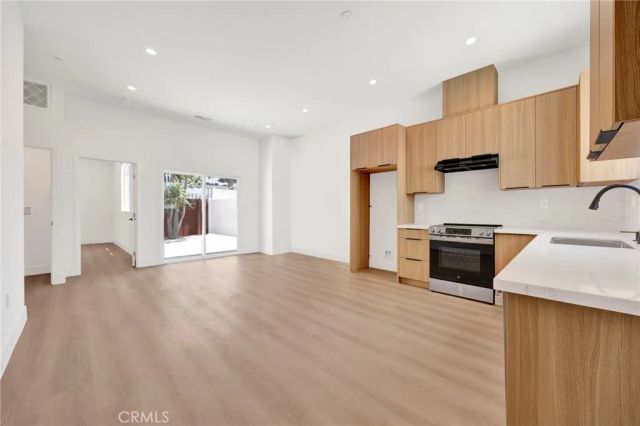 6732 Gentry Avenue, North Hollywood, CA 91606