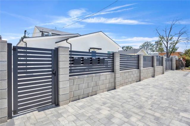 6732 Gentry Avenue, North Hollywood, CA 91606