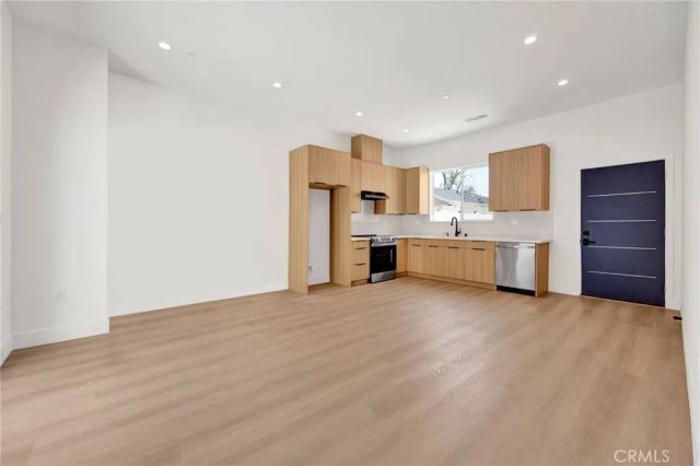 6732 Gentry Avenue, North Hollywood, CA 91606