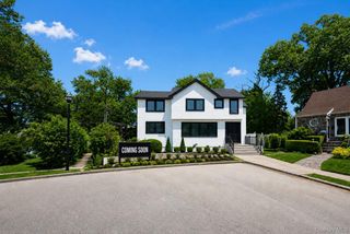 1 Garland Lane, Valley Stream, NY 11581