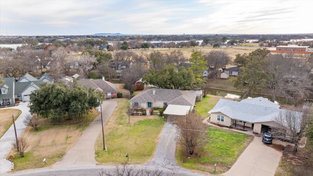 209 Granada Calle, Granbury, TX 76049