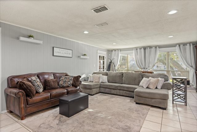 209 Granada Calle, Granbury, TX 76049