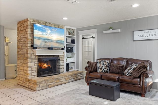 209 Granada Calle, Granbury, TX 76049