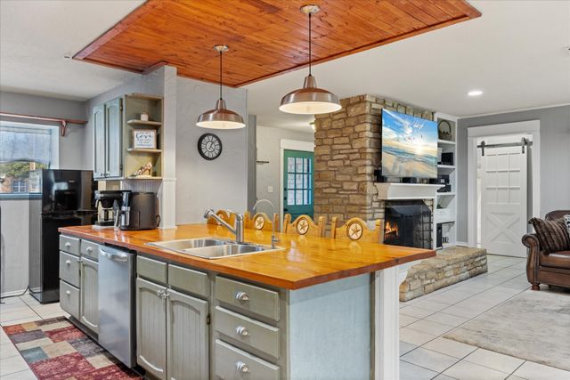 209 Granada Calle, Granbury, TX 76049