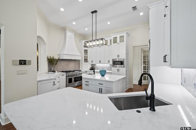 2017 Hollystone, Tyler, TX 75703