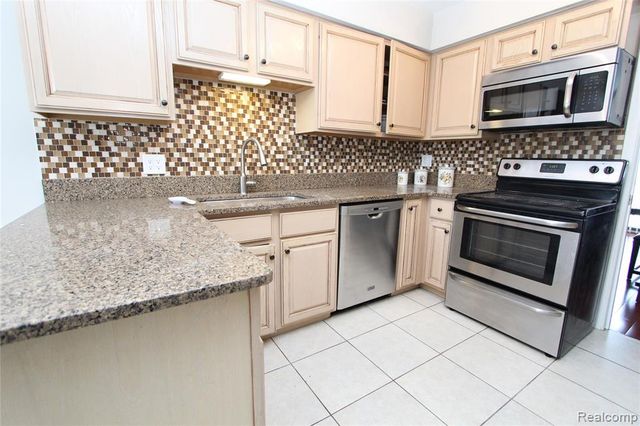 7338 Creek View Court, West Bloomfield, MI 48322