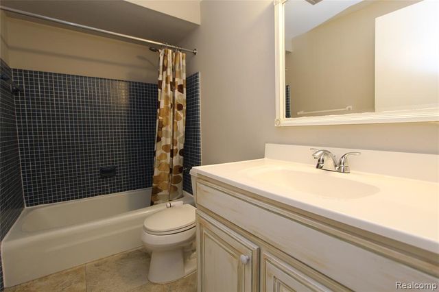 7338 Creek View Court, West Bloomfield, MI 48322