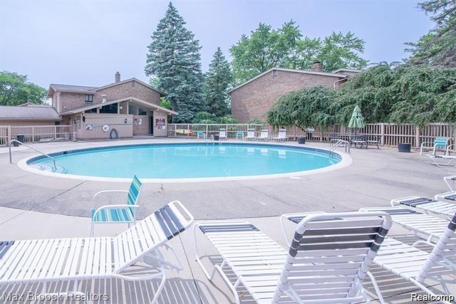 7338 Creek View Court, West Bloomfield, MI 48322