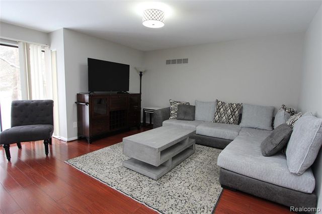 7338 Creek View Court, West Bloomfield, MI 48322