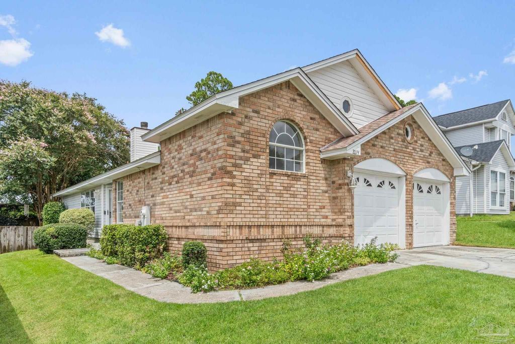 2074 Cambridge Cir, Pensacola, FL 32514