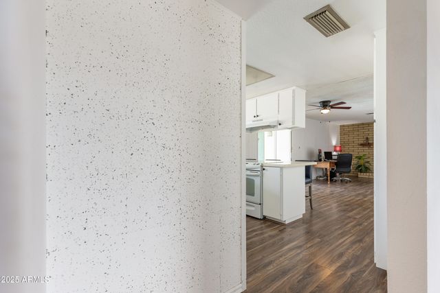 2136 W SHARON Avenue, Phoenix, AZ 85029