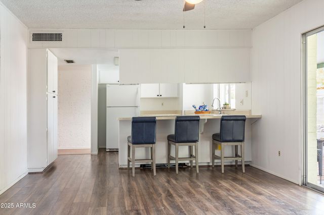 2136 W SHARON Avenue, Phoenix, AZ 85029