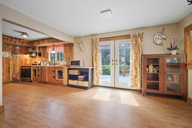 22707 E Lakeview Rd, Newman Lake, WA 99025