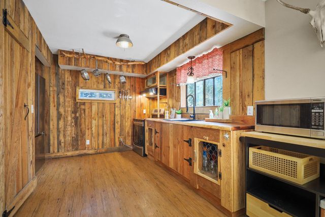 22707 E Lakeview Rd, Newman Lake, WA 99025
