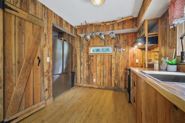 22707 E Lakeview Rd, Newman Lake, WA 99025