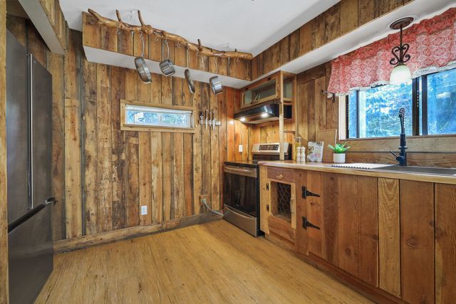 22707 E Lakeview Rd, Newman Lake, WA 99025