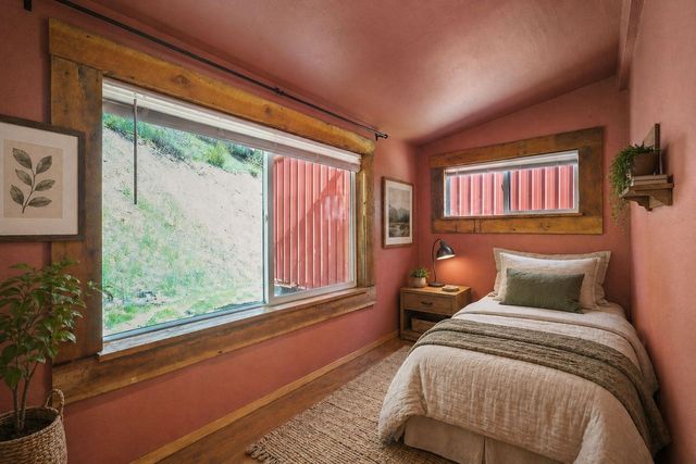 22707 E Lakeview Rd, Newman Lake, WA 99025