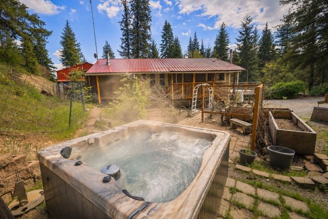 22707 E Lakeview Rd, Newman Lake, WA 99025
