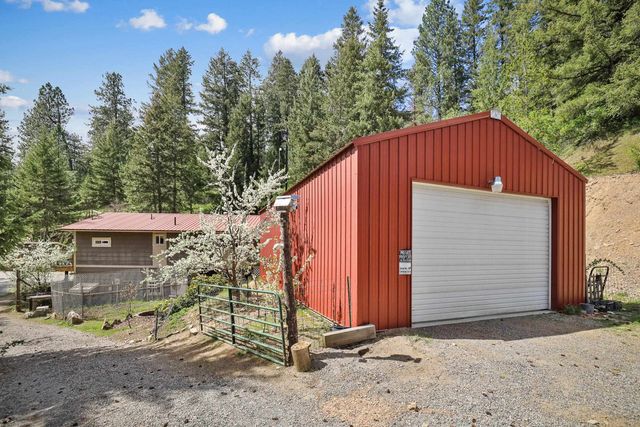 22707 E Lakeview Rd, Newman Lake, WA 99025