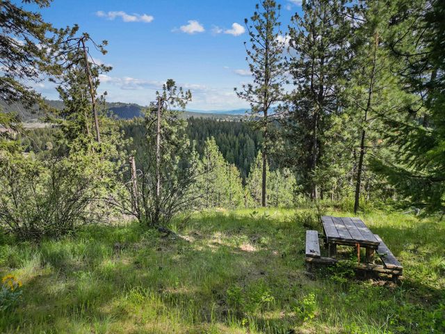 22707 E Lakeview Rd, Newman Lake, WA 99025