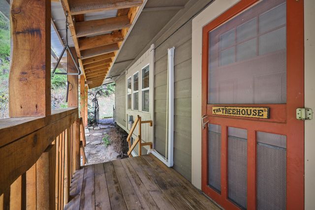22707 E Lakeview Rd, Newman Lake, WA 99025
