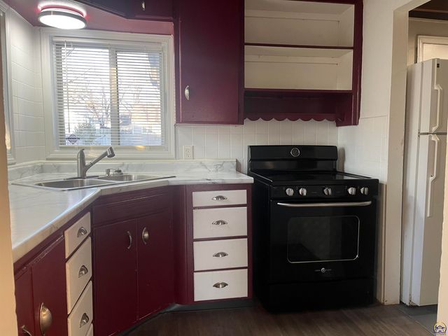 833 SW Parkview ST, Topeka, KS 66614